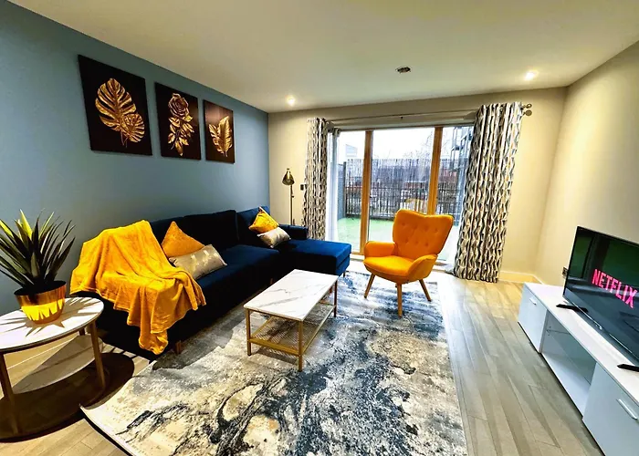 Bright & Spacious-Secured Flat Near Slough Station