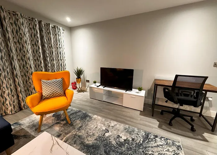 Bright & Spacious-Secured Flat Near Slough Station