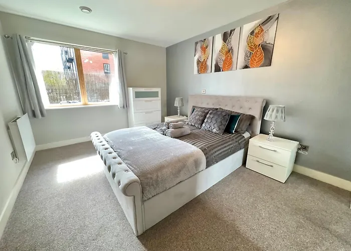 Bright & Spacious-Secured Flat Near Slough Station