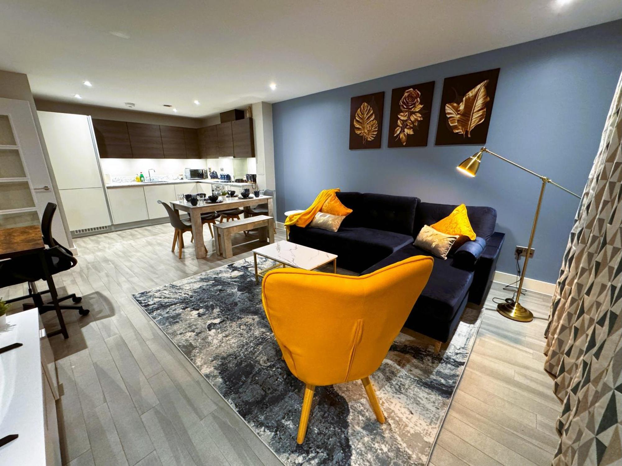 Bright & Spacious-secured Flat Near Station Апартаменты Слау