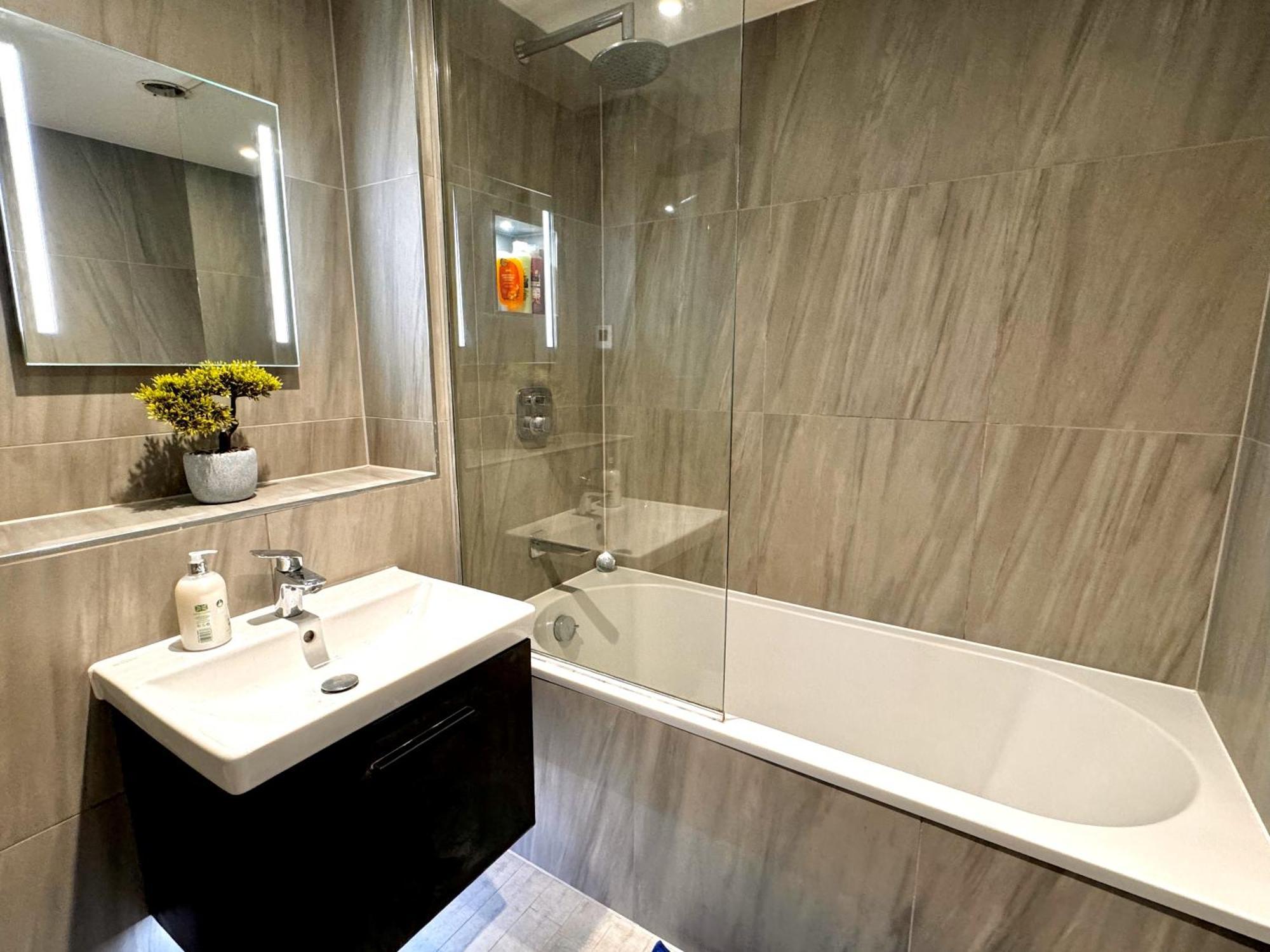 Bright & Spacious-secured Flat Near Station Апартаменты