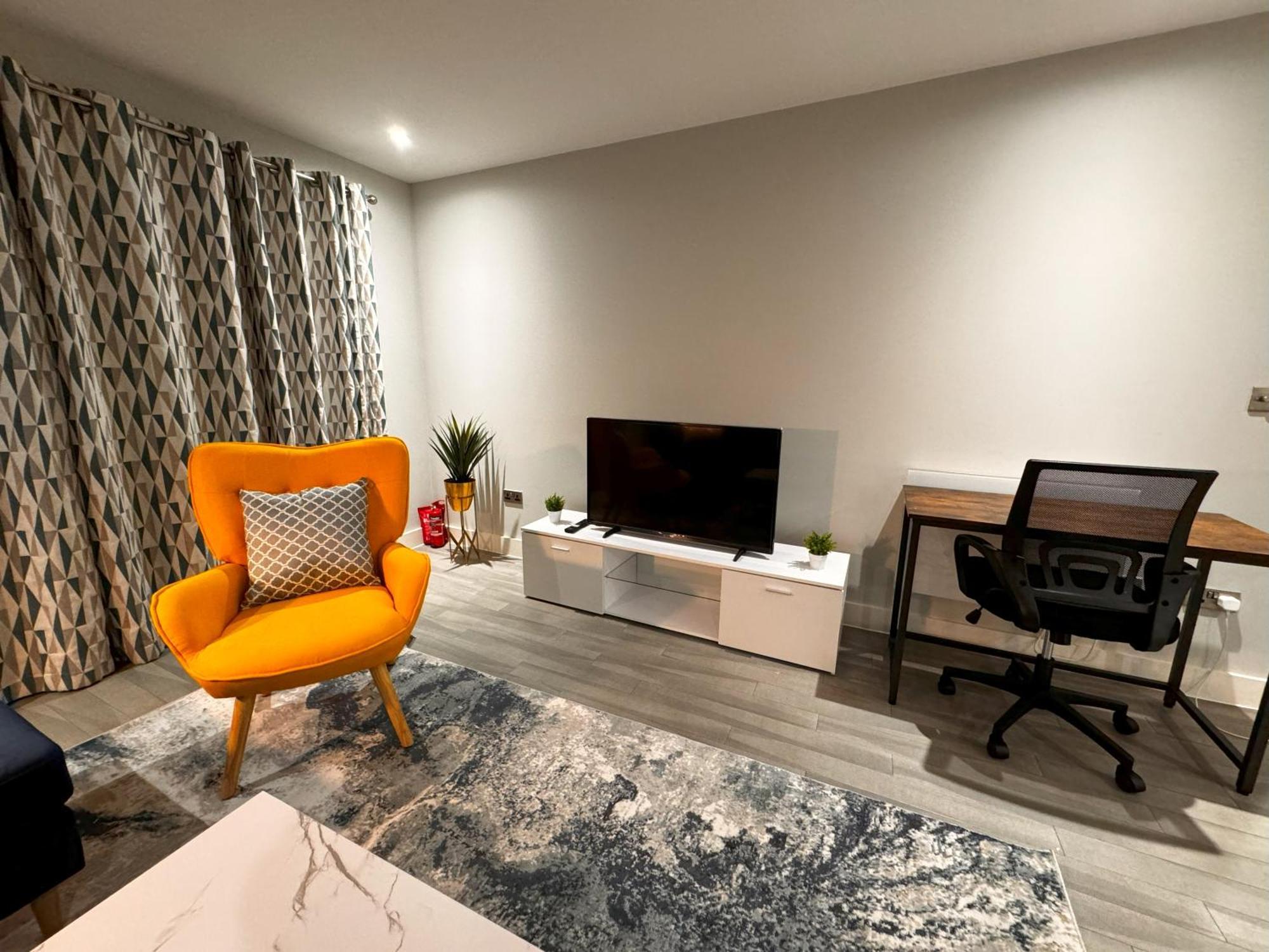 Апартаменты Bright & Spacious-secured Flat Near Station