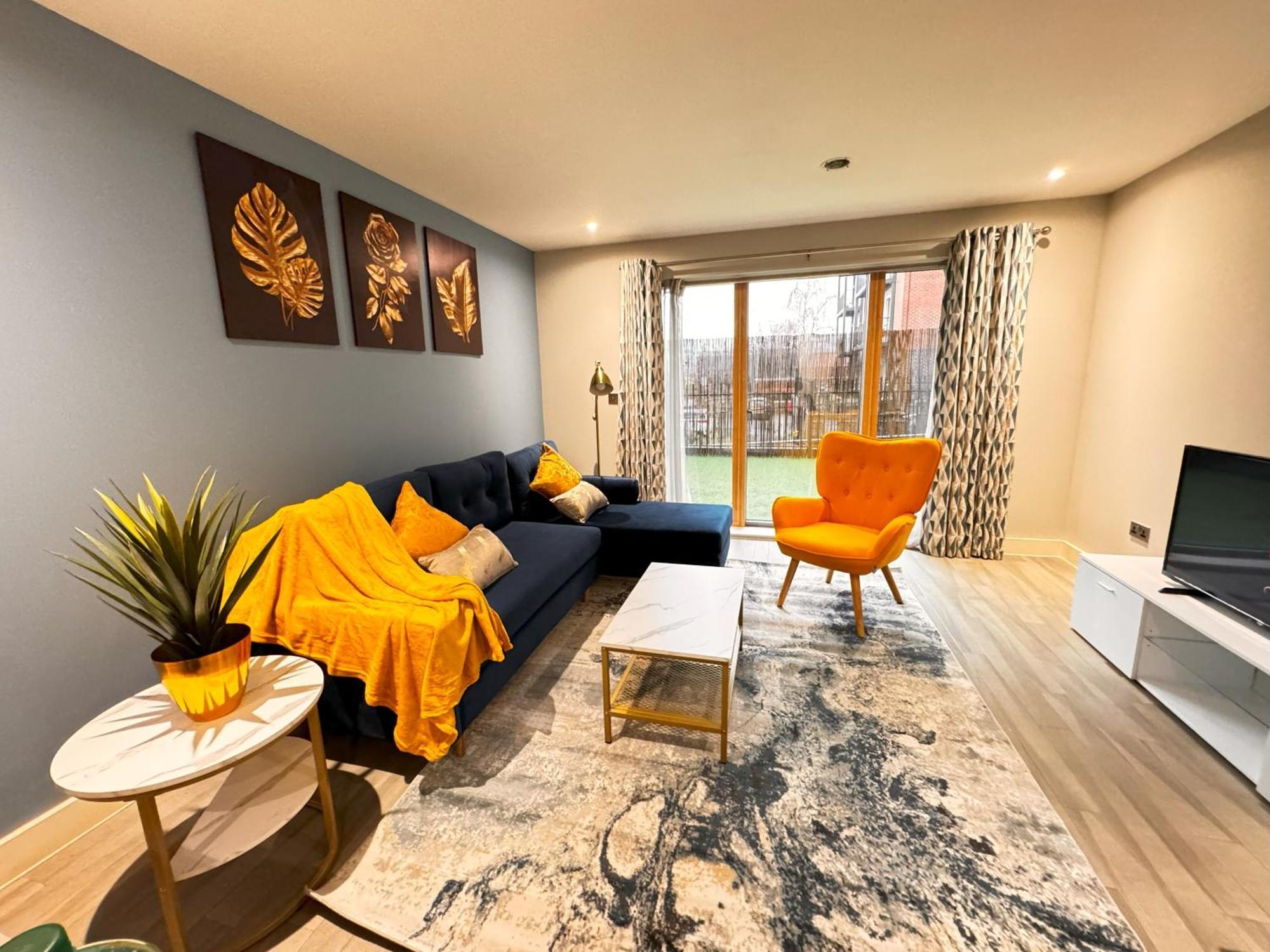 Bright & Spacious-secured Flat Near Station Апартаменты *