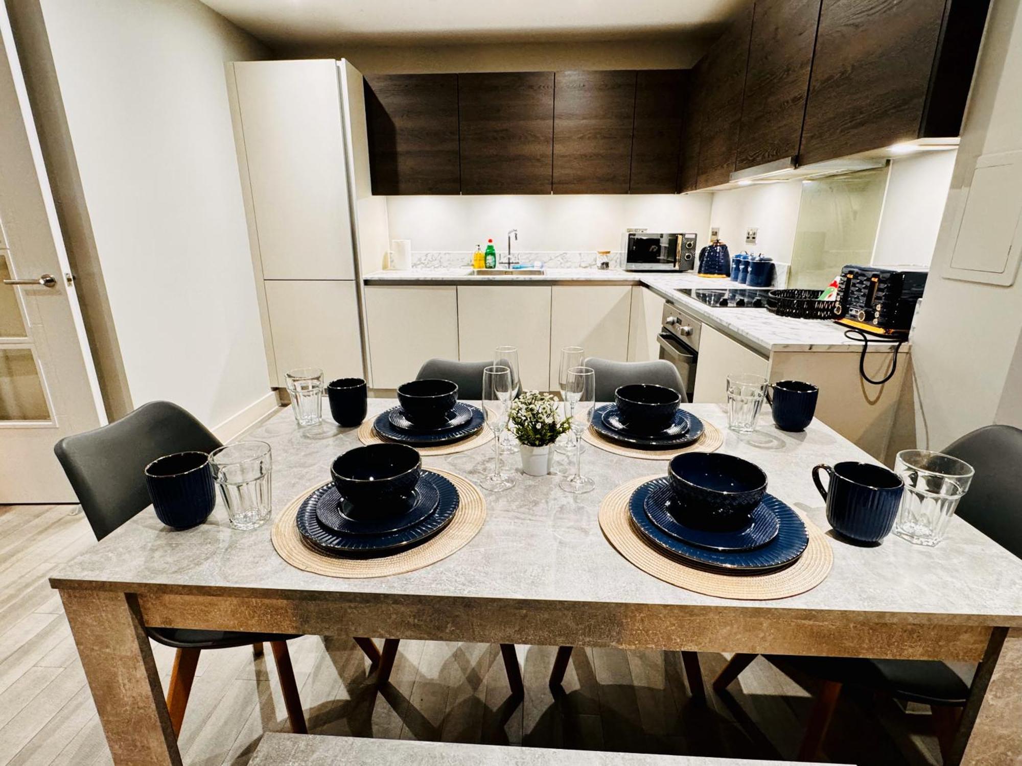 Bright & Spacious-secured Flat Near Station Слау