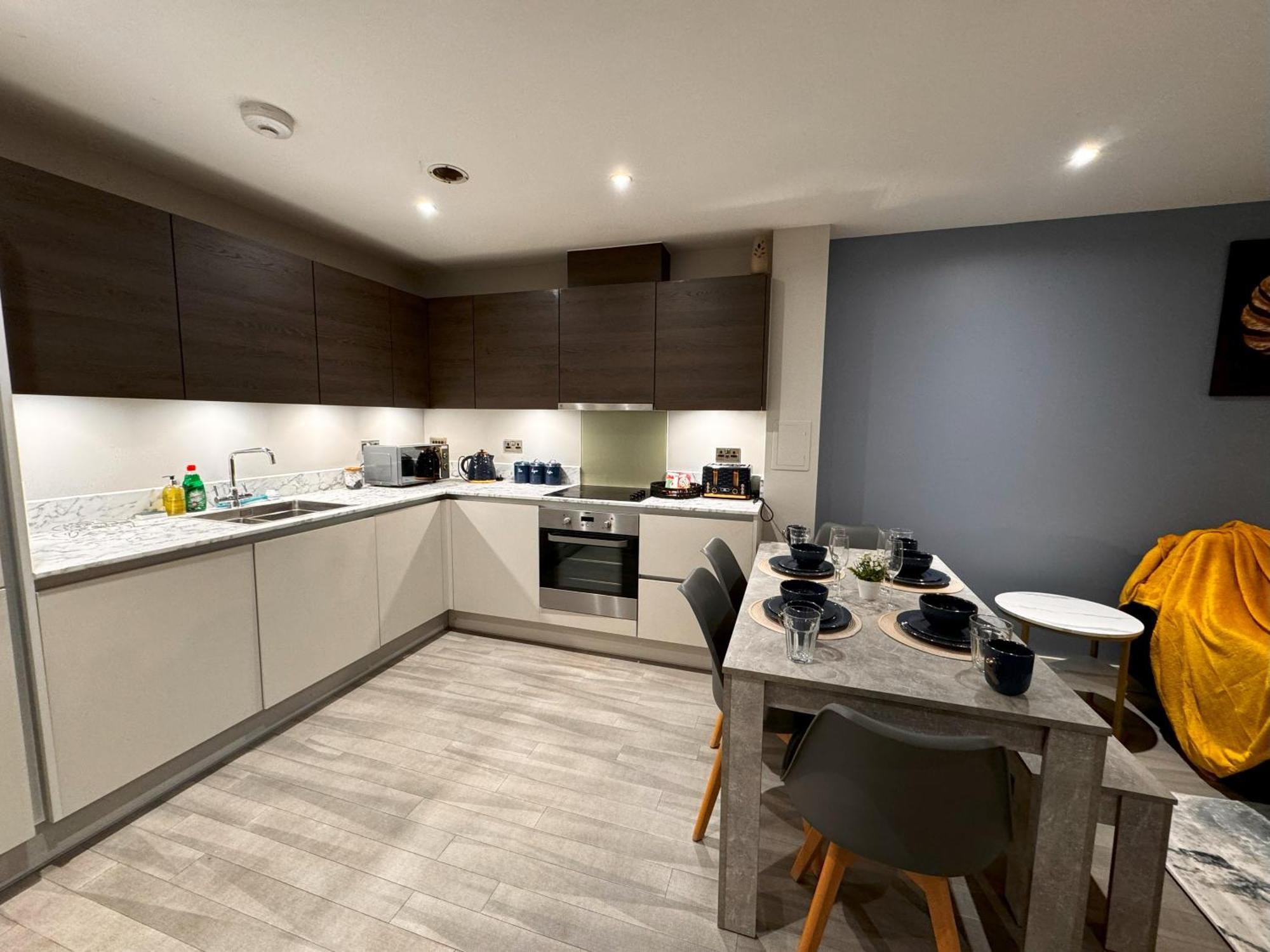 Bright & Spacious-secured Flat Near Station * Слау