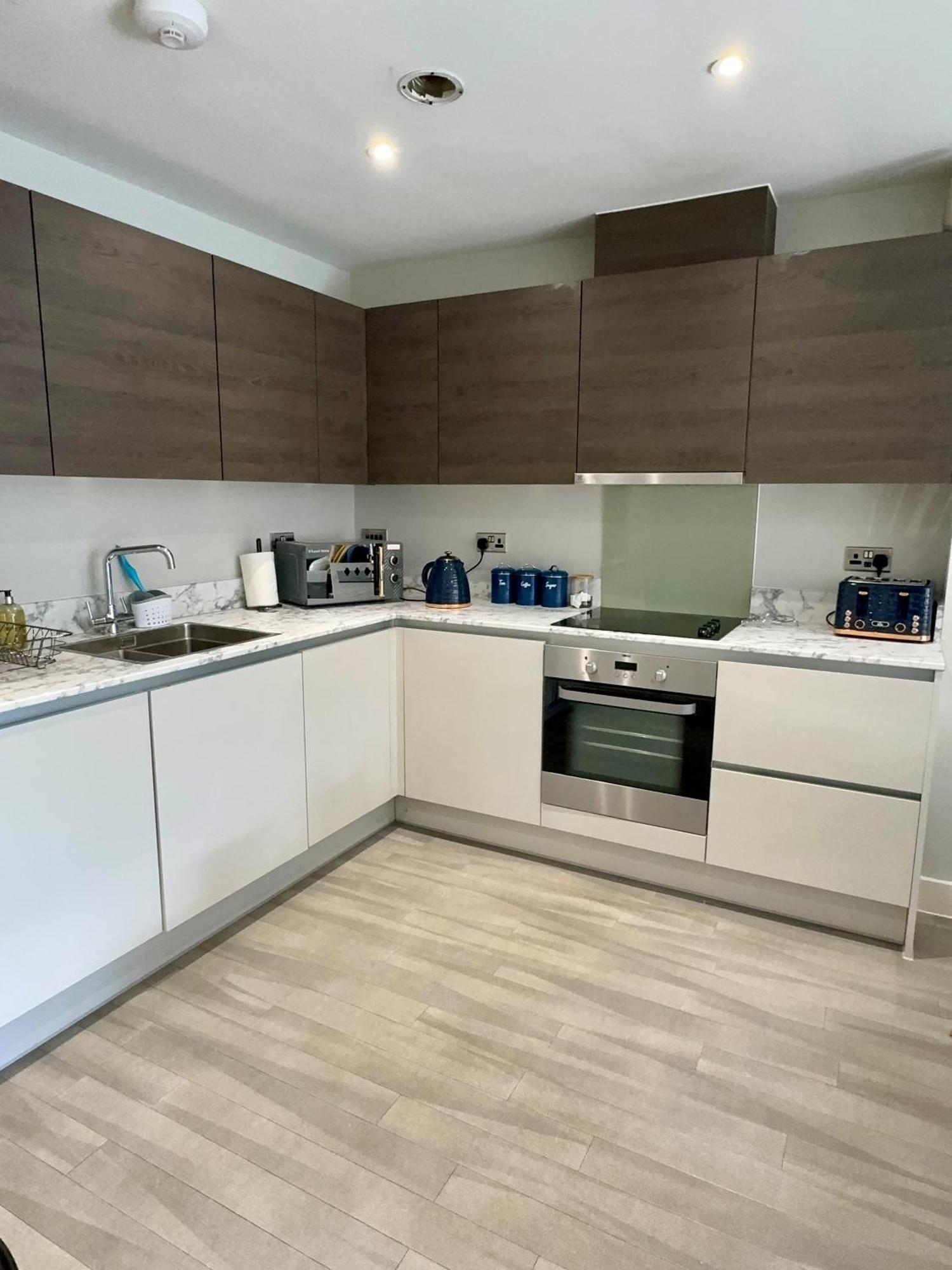 Bright & Spacious-secured Flat Near Station Апартаменты *