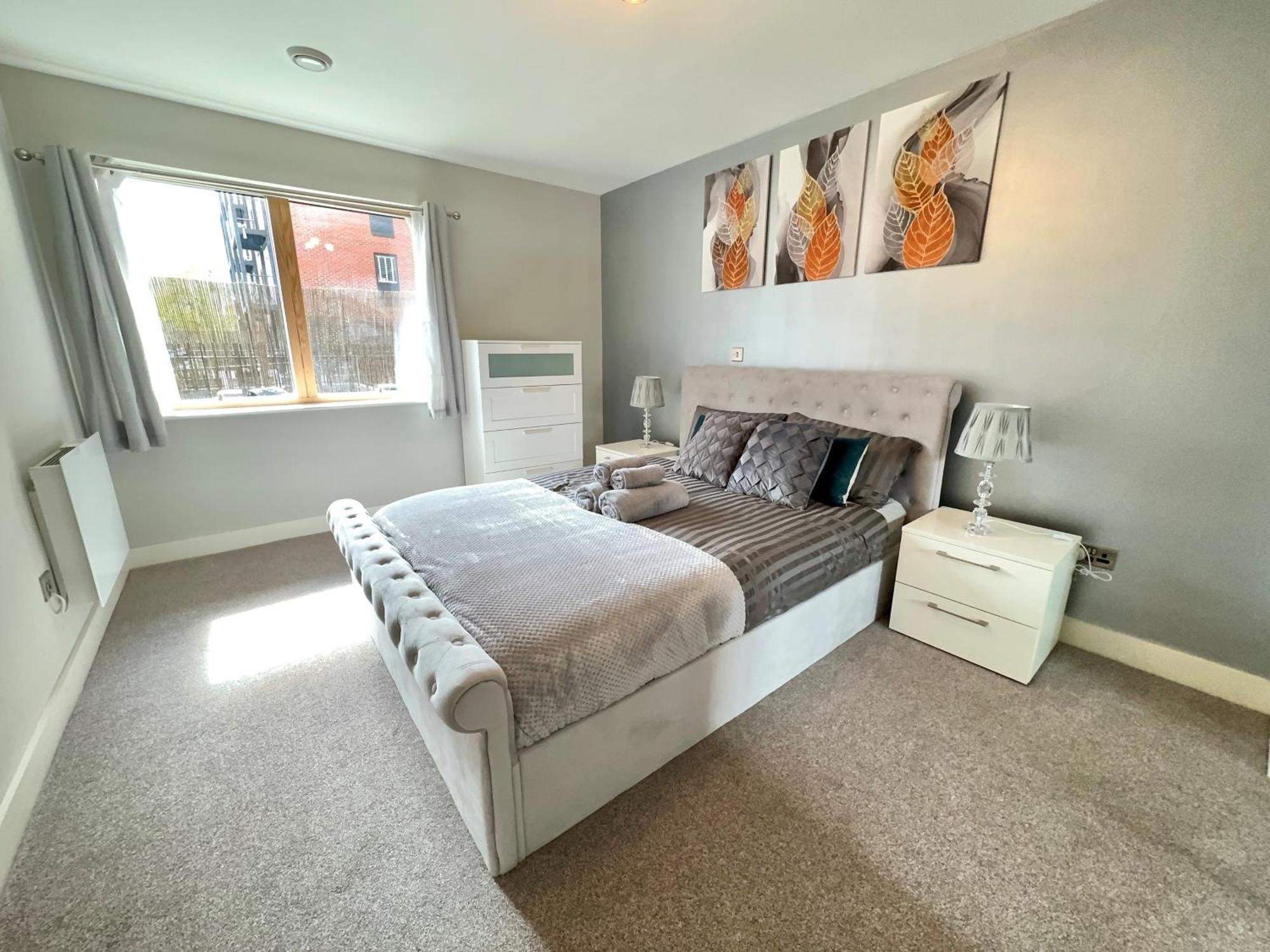 Bright & Spacious-secured Flat Near Station * Слау