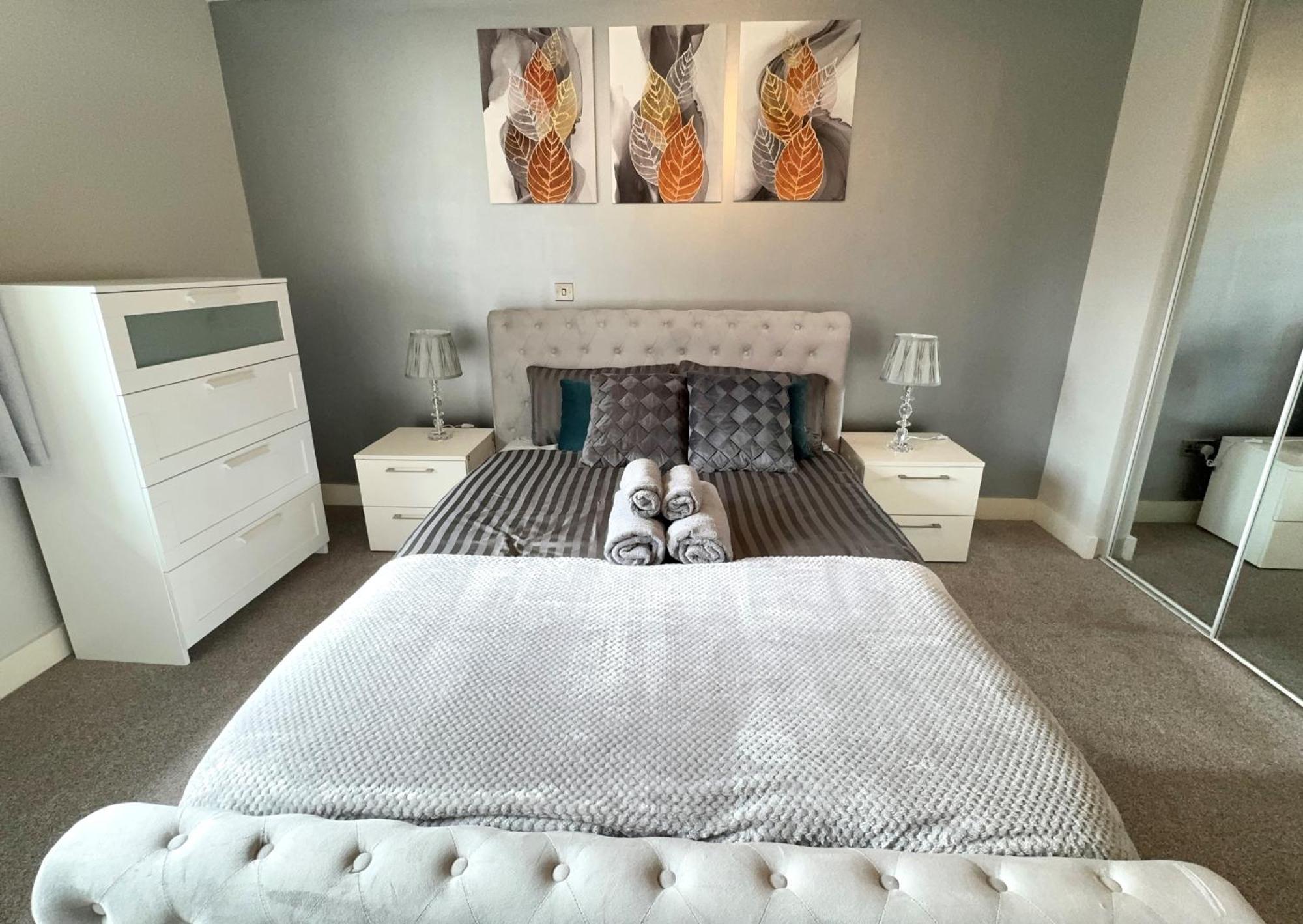 Bright & Spacious-secured Flat Near Station Апартаменты Слау